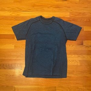 Men’s Lululemon short sleeve- L